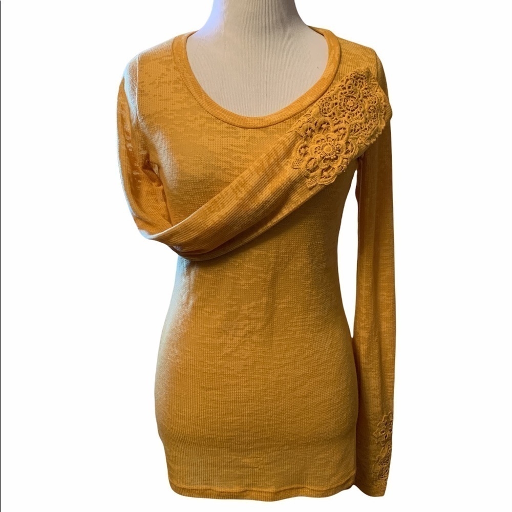 Buckle BKE brand yellow tunic length long sleeve scoop neck top with sleeve lace